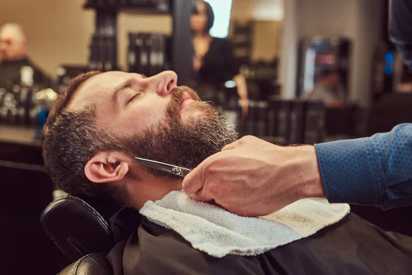 Cabeleireiro Profissional Modelando Barba Com Tesoura Pente Barbearia Foto Close — Fotografia de Stock