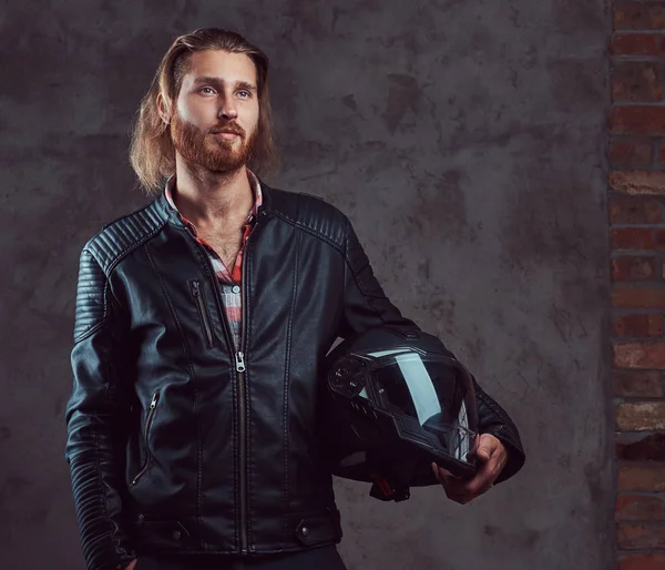 Retrato Belo Motociclista Ruiva Elegante Uma Jaqueta Couro Preto Detém — Fotografia de Stock