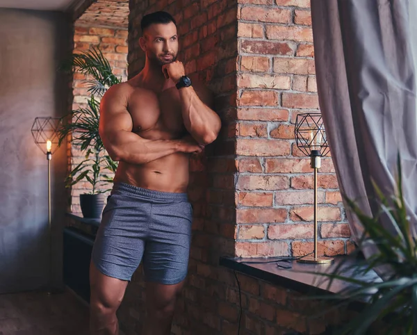 Großer Stylischer Bodybuilder Sporthose Steht Einem Raum Mit Dachboden Interieur — Stockfoto