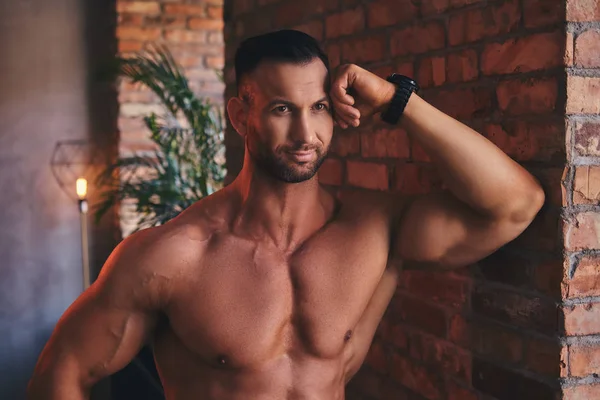 Close Portrait Tall Stylish Shirtless Bodybuilder Leaning Brick Wall Room — Stock Photo, Image