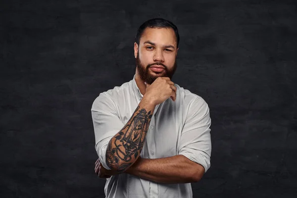 Porträtt Stilig Afroamerikanska Tatuerade Mannen Med Snygga Hår Och Skägg — Stockfoto