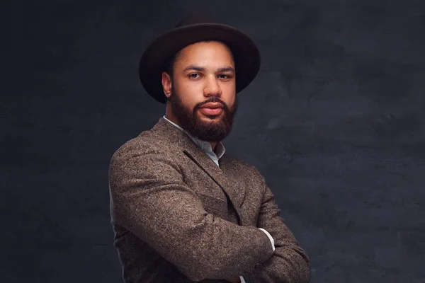 Studio Portret Przystojny Mężczyzna Afro Amerykański Elegancki Brązowy Płaszcz Kapelusz — Zdjęcie stockowe