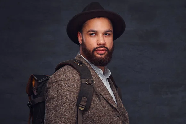 Gutaussehender Afroamerikanischer Reisender Brauner Jacke Und Hut Mit Rucksack Steht — Stockfoto