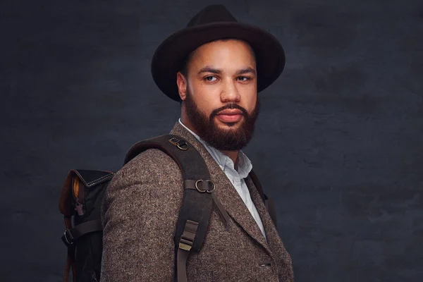 Guapo Viajero Afro Americano Una Chaqueta Marrón Sombrero Con Mochila —  Fotos de Stock