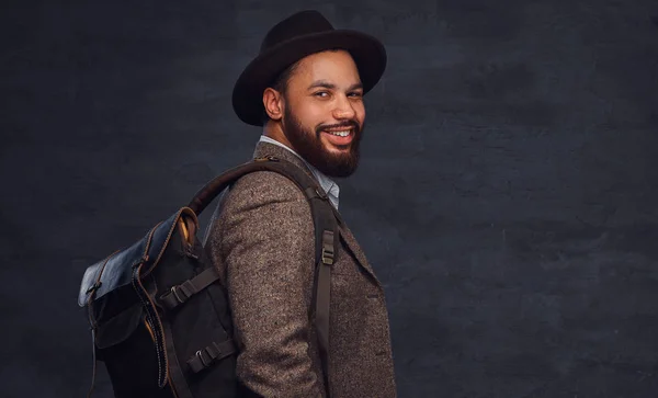 Feliz Viajante Afro Americano Bonito Com Uma Jaqueta Marrom Chapéu — Fotografia de Stock