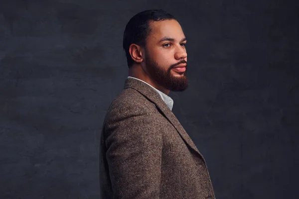 Guapo Hombre Negocios Afroamericano Barbudo Con Una Chaqueta Clásica Marrón —  Fotos de Stock