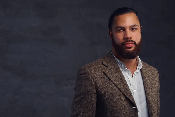 Guapo Hombre Negocios Afroamericano Barbudo Con Una Chaqueta Clásica Marrón — Foto de Stock