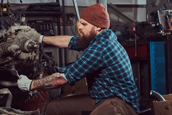 Brutalne Wytatuowany Brodaty Specjalista Mechanik Naprawy Silnika Samochodu Który Jest — Zdjęcie stockowe