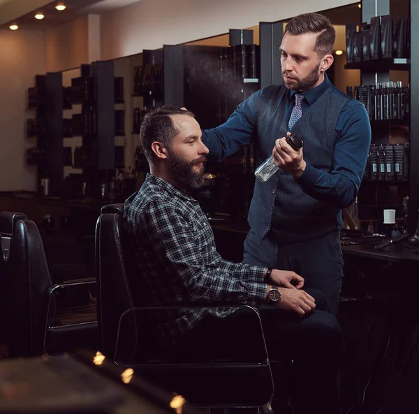Barbier Professionnel Travaillant Avec Client Dans Salon Coiffure Coupe Cheveux — Photo