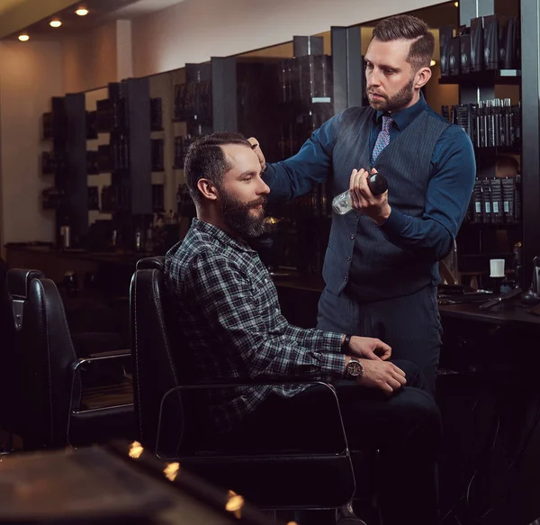 Barbeiro Profissional Trabalhando Com Cliente Salão Cabeleireiro Corte Cabelo Dos — Fotografia de Stock