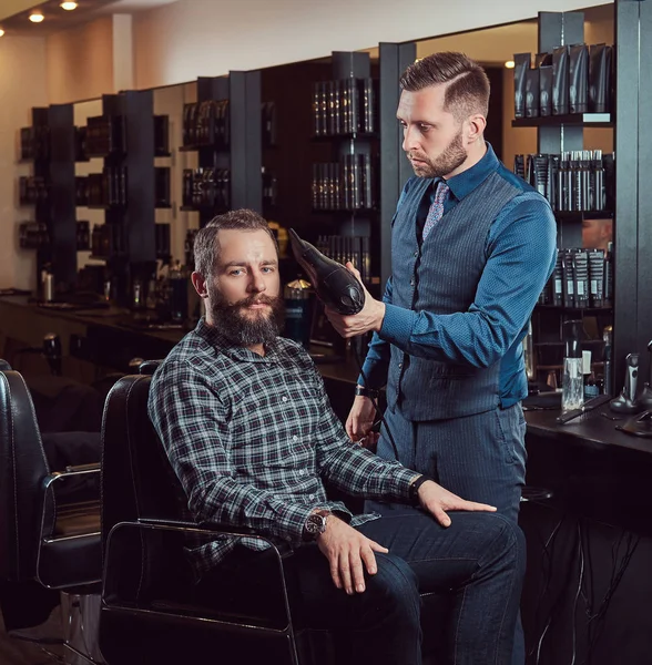 Profesyonel Kuaför Çalışma Ile Bir Istemcinin Bir Kuaför Salonu Saç — Stok fotoğraf
