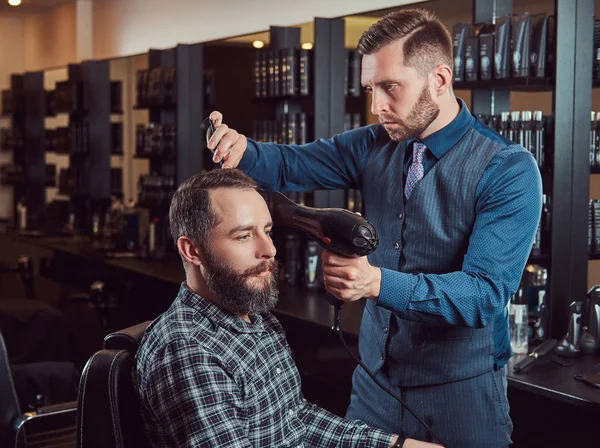 Barbeiro Profissional Trabalhando Com Cliente Salão Cabeleireiro Usa Secador Cabelo — Fotografia de Stock