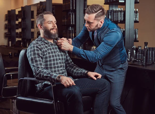 Barbier Professionnel Travaillant Avec Client Dans Salon Coiffure Barbe Coiffante — Photo