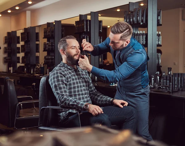 Barbier Professionnel Travaillant Avec Client Dans Salon Coiffure Moustache Coiffante — Photo