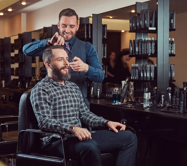 Professioneller Friseur Der Mit Einem Kunden Einem Friseursalon Zusammenarbeitet Styling — Stockfoto