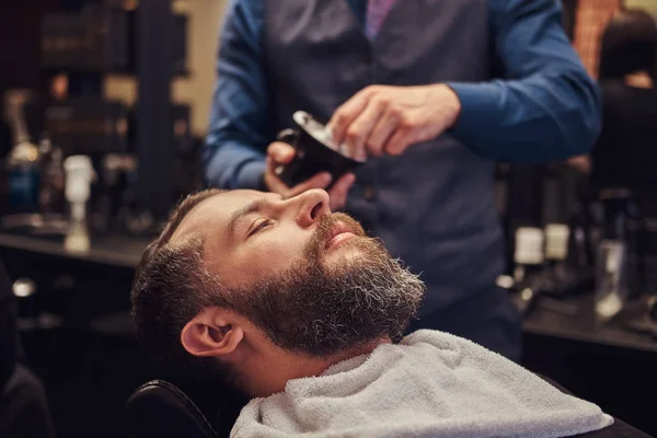 Maestro Peluquero Prepara Cara Para Afeitado Ofertas Espuma —  Fotos de Stock
