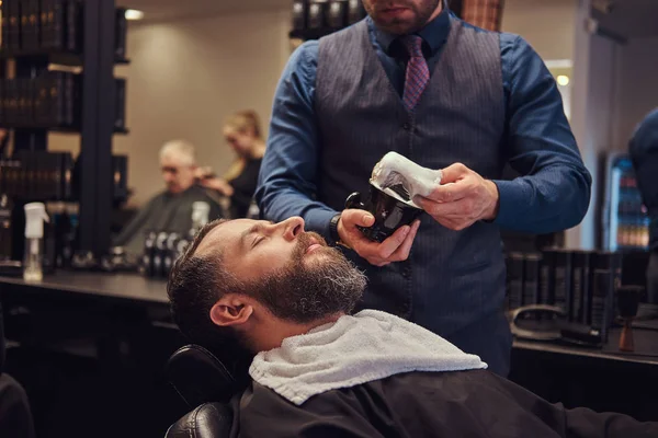 Maestro Peluquero Prepara Cara Para Afeitado Ofertas Espuma — Foto de Stock