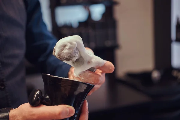 Coiffeur Maître Prépare Visage Pour Rasage Traite Mousse — Photo