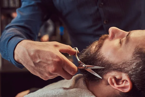 Profesjonalny Salon Fryzjerski Modelowania Brodę Nożyczkami Grzebień Salonie Fryzjerskim Close — Zdjęcie stockowe