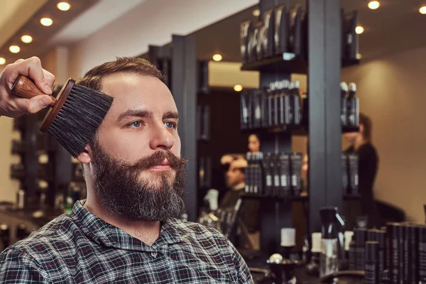 Hipster Numa Barbearia Cabeleireiro Profissional Usa Uma Escova Penteado Quase — Fotografia de Stock