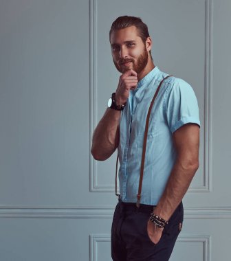 Yakışıklı genç retro şık Kızıl saçlı adam beyaz bir duvar bir stüdyoda karşı poz jartiyer.
