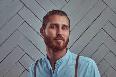 Yakışıklı genç retro şık Kızıl saçlı adam beyaz bir duvar bir stüdyoda karşı poz jartiyer.