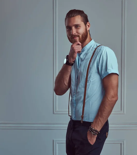 Guapo Joven Retro Elegante Pelirrojo Tirantes Posando Contra Una Pared —  Fotos de Stock