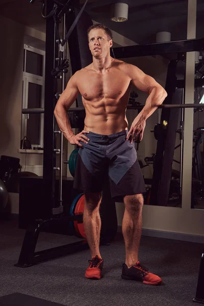 Een Gespierde Shirtless Man Poseren Met Een Barbell Sportschool — Stockfoto