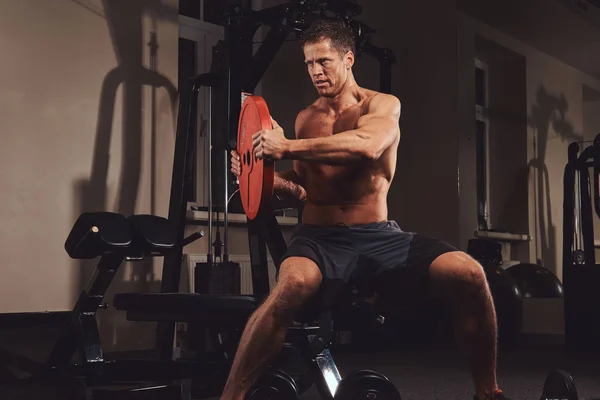 Ein Muskulöser Sportler Ohne Hemd Beim Training Mit Der Langhantelscheibe — Stockfoto