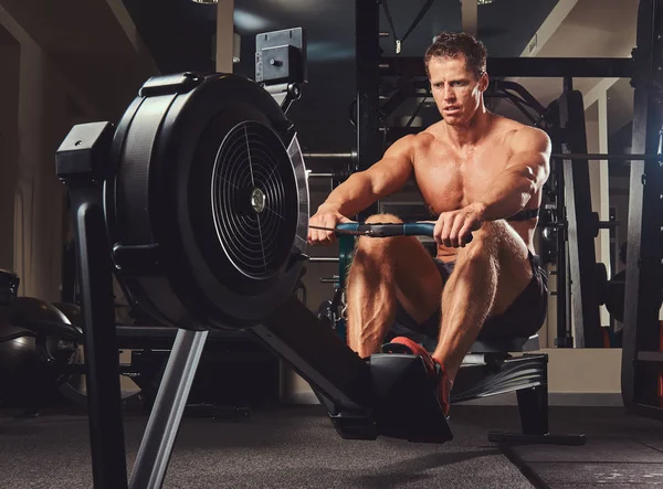 Guapo Macho Musculoso Haciendo Ejercicio Remo — Foto de Stock