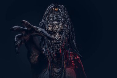 Yakın çekim bir cadıdan geleneksel kostüm giyen Yerli Afrikalı kabile portresi. Kalıcı makyaj kavramı. Karanlık bir arka plan üzerinde izole.