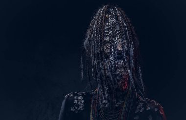 Yakın çekim bir cadıdan geleneksel kostüm giyen Yerli Afrikalı kabile portresi. Kalıcı makyaj kavramı. Karanlık bir arka plan üzerinde izole.