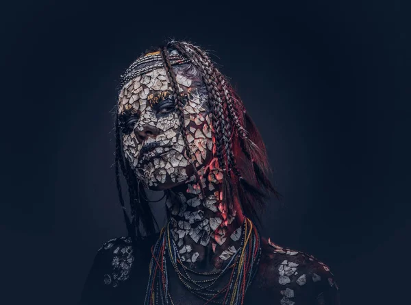 一个来自非洲原住民部落的女巫的特写肖像 穿着传统服装 化妆的概念 在黑暗背景下被隔离 — 图库照片