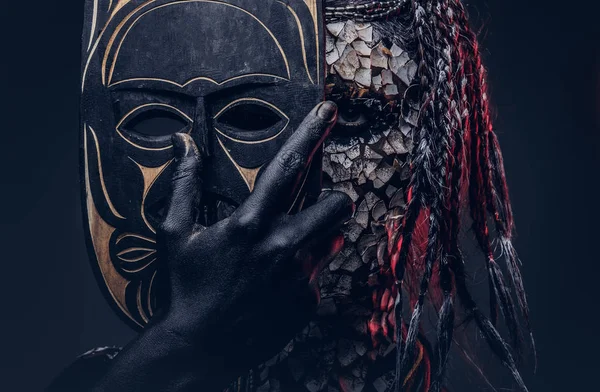 Retrato Perto Uma Bruxa Tribo Indígena Africana Vestindo Trajes Tradicionais — Fotografia de Stock