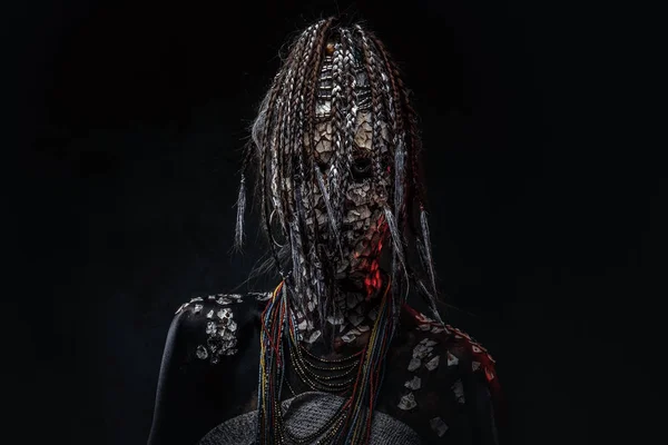 一个可怕的非洲萨满女性的肖像与石化破裂的皮肤和辫子在黑暗的背景 化妆概念 — 图库照片