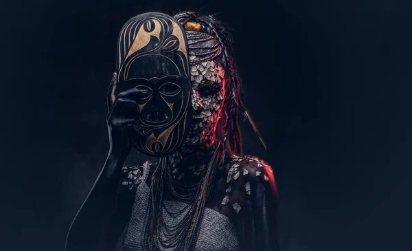 Porträt Einer Furchterregenden Afrikanischen Schamanin Mit Versteinerter Rissiger Haut Und — Stockfoto
