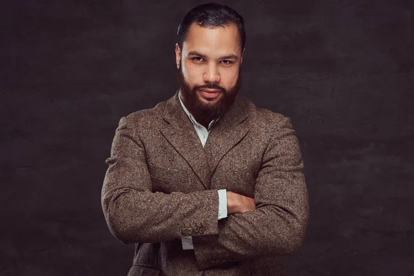 Selbstbewusster Afrikanisch Amerikanischer Geschäftsmann Brauner Klassischer Jacke Mit Verschränkten Armen — Stockfoto