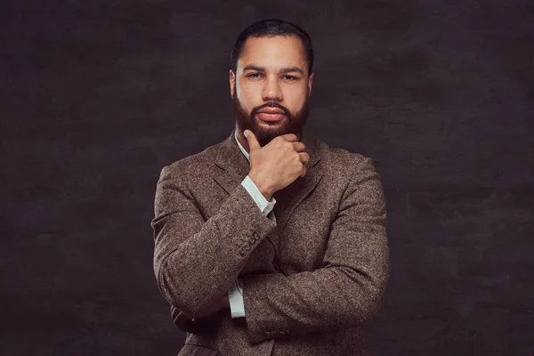 Hombre Negocios Afroamericano Confiado Una Chaqueta Clásica Marrón Pensando Negocios — Foto de Stock