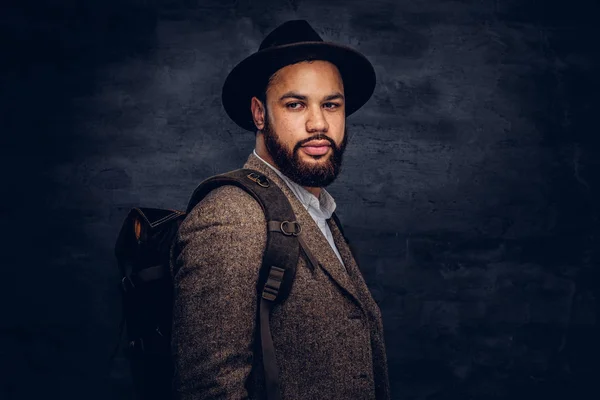Stilig Afro American Resenär Brun Kavaj Och Hatt Med Ryggsäcken — Stockfoto