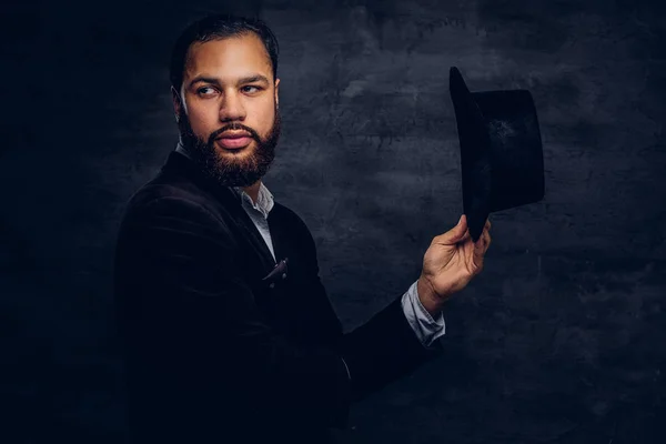 Hombre Afroamericano Traje Elegante Sostiene Sombrero Negro Aislado Sobre Fondo —  Fotos de Stock