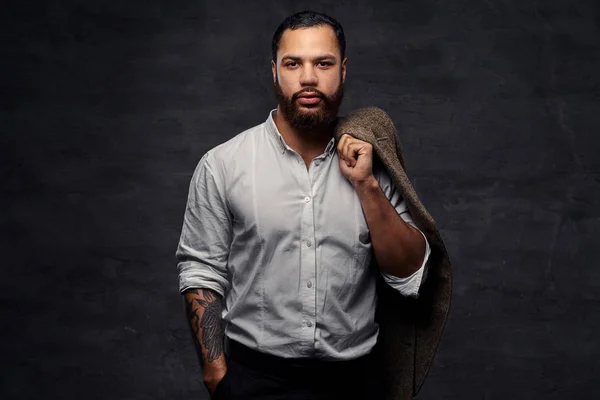 Een Knappe Afro Amerikaanse Man Met Een Tatoeage Zijn Arm — Stockfoto