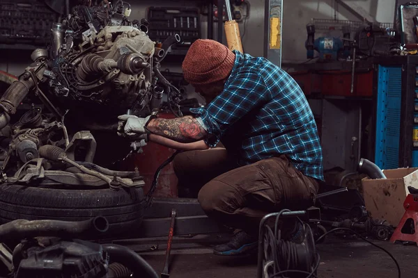 Brutal Especialista Mecánico Barbudo Tatuado Repara Motor Del Coche Que —  Fotos de Stock