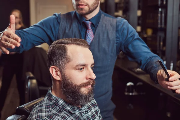Şık Bir Usta Kuaför Saç Tıraşına Istemciye Yapar Erkek Saç — Stok fotoğraf