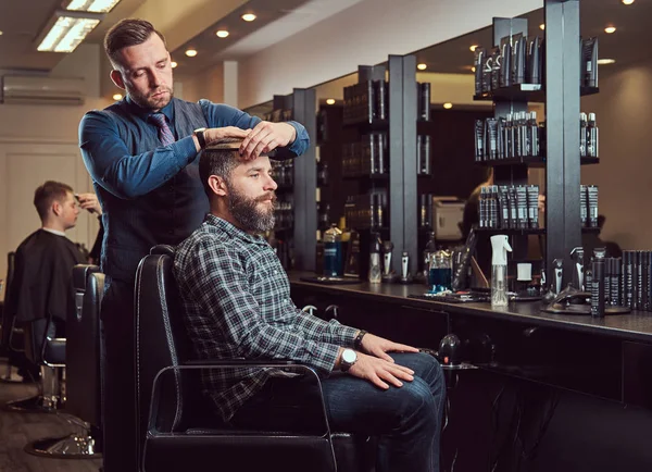 Barbeiro Mestre Elegante Faz Corte Cabelo Para Cliente Corte Cabelo — Fotografia de Stock