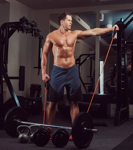 Atleta Sem Camisa Muscular Fazendo Exercício Com Expansor Ginásio — Fotografia de Stock