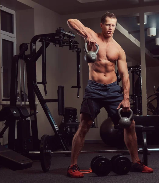 Mężczyzna Przystojny Mięśni Kulturysta Shirtless Ćwiczeń Mięśnie Naramienny Kettlebell Siłowni — Zdjęcie stockowe