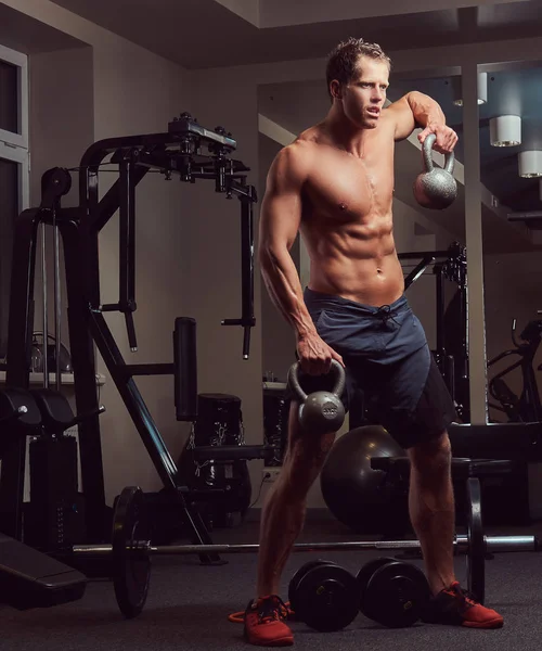 Ein Gutaussehender Muskulöser Hemdloser Bodybuilder Mann Der Mit Einer Kettlebell — Stockfoto