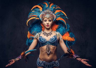 Renkli görkemli karnaval tüy seksi bir kadın portresi stüdyo uygun. Karanlık bir arka plan üzerinde izole.