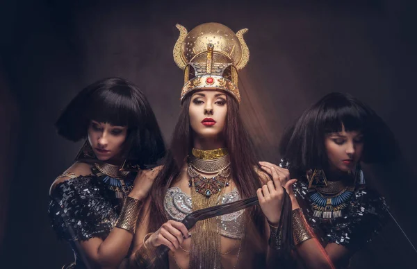 Portrait de la reine égyptienne hautaine dans un ancien costume de pharaon avec deux concubines . — Photo