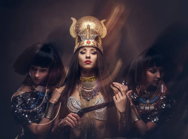 Portrait of haughty Egyptian queen in an ancient pharaoh costume with two concubines. — Stock Photo, Image